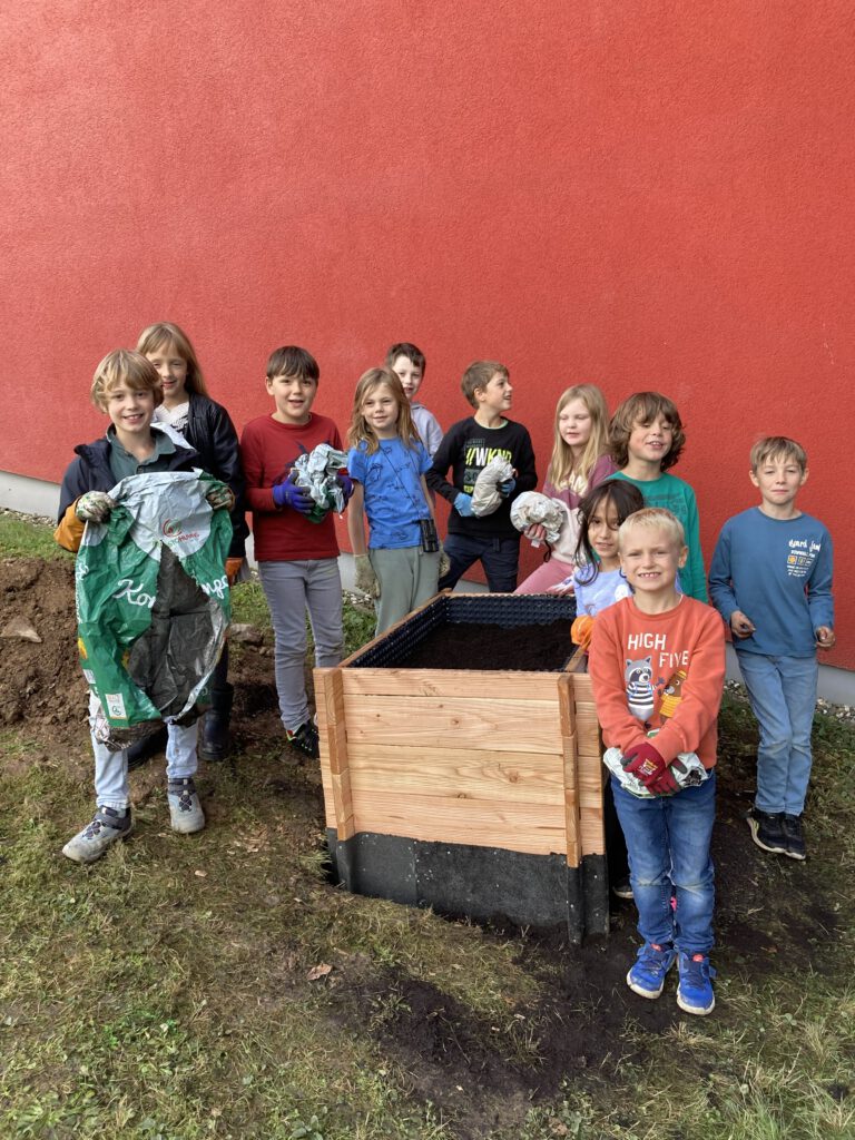 Befüllen eines Hochbeetes
