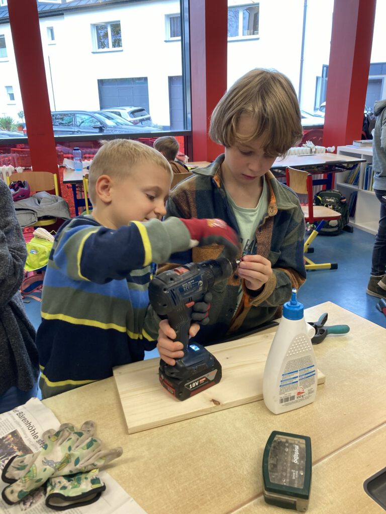 Handwerken beim Futterhäuschenbau