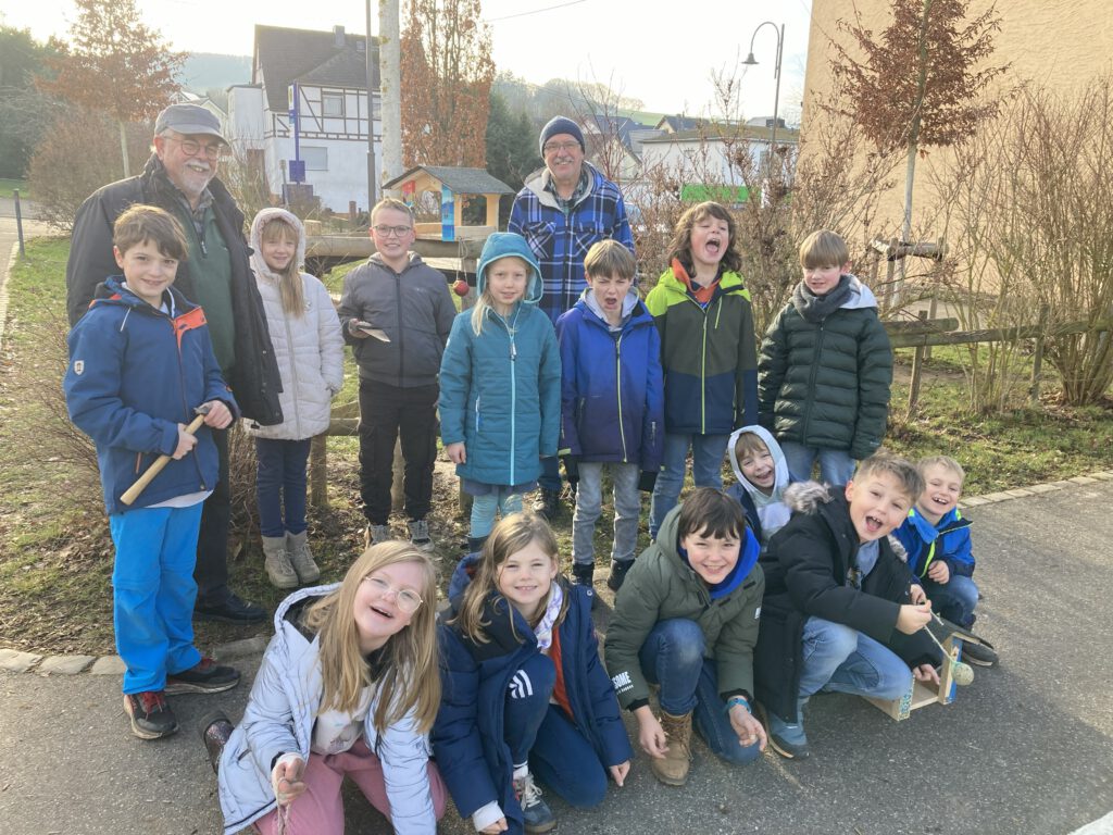 Futterhäuschen, Nistkasten und Fledermauskasten sind fertig